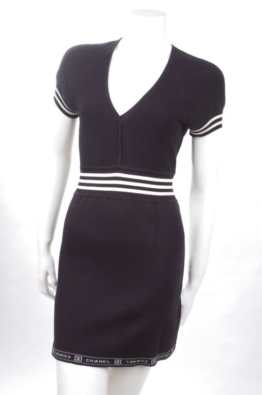 90's Chanel Summerdress in cotton knit.
Black and white stripes.
Size 42 EU - 6 US


Measurements:
Length 32