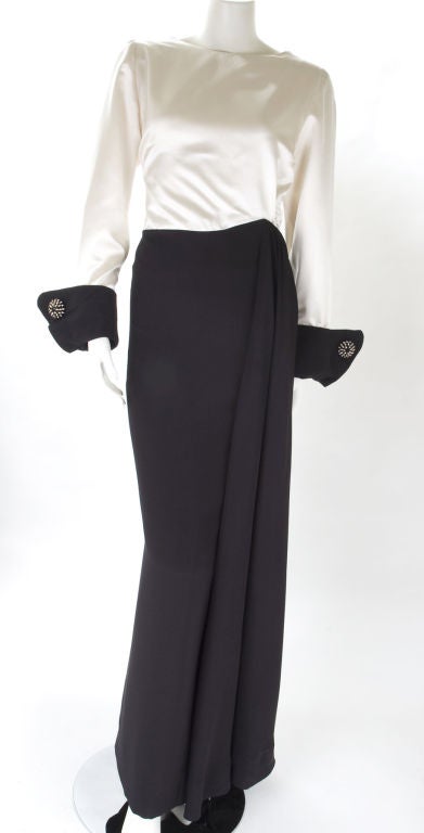 Nina Ricci Couture Gown classic in black and white.
Excellent condition.

Measurements:
Length 58