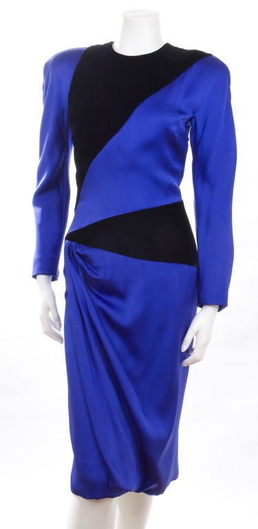 Jacqueline de Ribes Royal Blue Silk and Black Velvet Dress.

Measurement:
Length 42