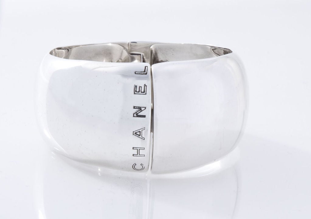 CHANEL Sterling Silver Bracelet.<br />
Chanel made sterling silver jewelery only for a short time.<br />
Condition is very good, only a few tiny scratches.<br />
<br />
Measurements:<br />
width in front 1.25 and back 1