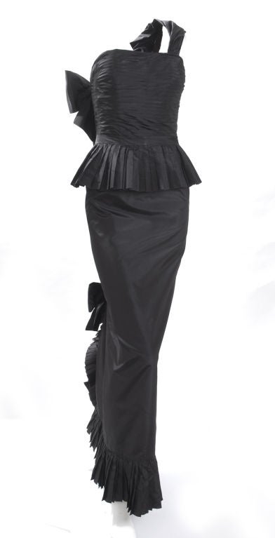 From 1986 black Chanel Boutique silk taffeta gown.
Size label is missing.
Excellent condition.
Measurements:
Length 57