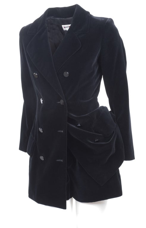 70's Saint Laurent Velvet Hot Pants Suit.
Jacket with black glass buttons.
Size 40 EU - 4/6 US
Excellent condition. No flaws to mention.
Measurements:
Jacket: length 29