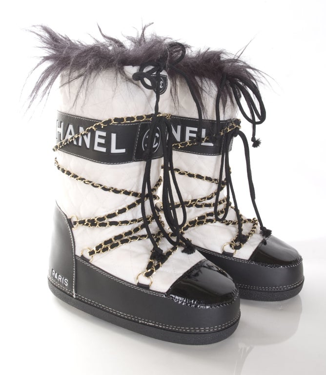 CHANEL APRES SKI MOON BOOTS.
Quilted pattern on nylon uppers with contrasting black 