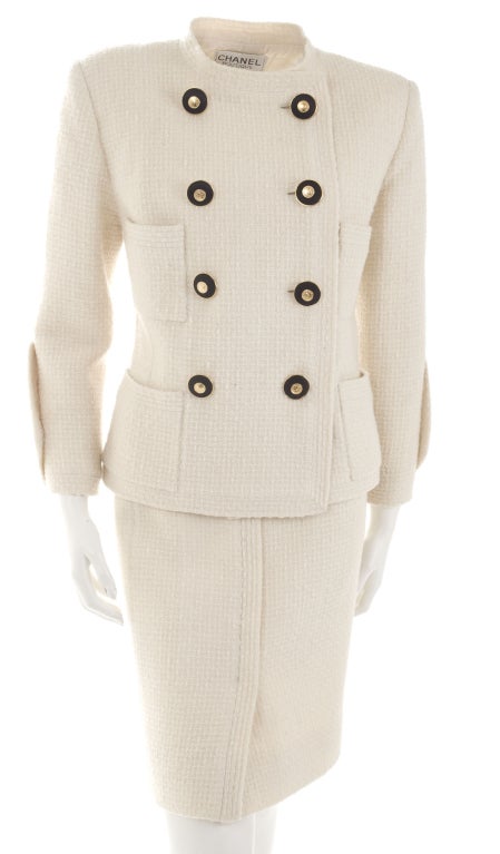 1886 Ivory Chanel Boutique Suit.
Size label is missing - about 8/10 US


Measurements:
Jacket length 23.5