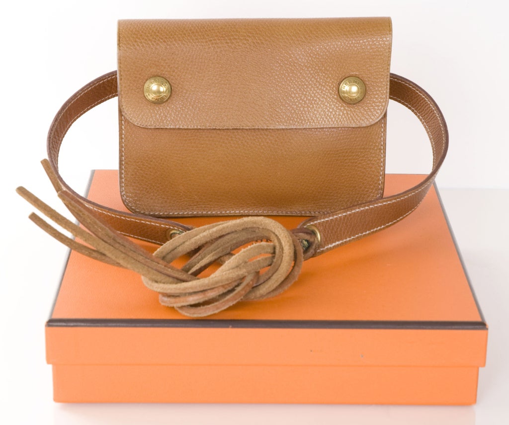80's Hermes Waist Belt Bag Pochette with Box
Measurement:
Bag hight 4