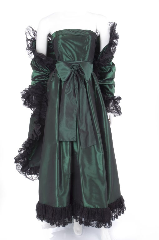 1991 Yves Saint Laurent Green Silk Taffeta Gown and Stole.
The dress has pockets hidden in the pleats.
Size 40 EU- 6 US
In excellent condition !

Measurements:
Dress length side 50