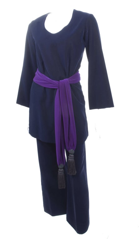 Yves Saint Laurent Navy Velvet Suit with purple Belt/Scarf
In very good condition.
Size 38 EU
Measurements:
Tunic length 32