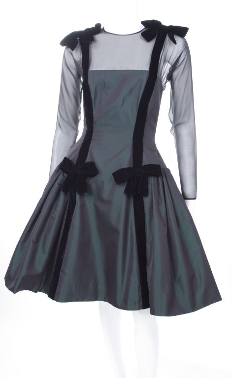 1992 Oscar de la Renta Silk Taffeta Dress with Black Velvet Trim.
Size 6

Measurements:
Length 37