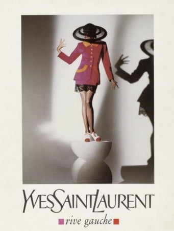Vintage By 1994 Yves Saint Laurent Anzug in hotpink und orange, Rock mit schwarzer Spitze.
Sehr guter Zustand - trocken gereinigt.
Größe 40 EU
Abmessungen;
Jackenlänge 28 - Oberweite 39 - Taille 32 Zoll.
Rocklänge 18 - Taille 28 - Hüfte 39 Zoll.

