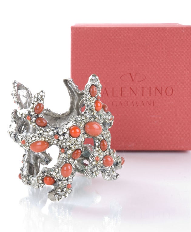2002 Valentino Garavani Coral Branch Cuff Bracelet.
Beautiful piece with glass coral and rhinestones.
Comes with original Box.
The shape is oval and fits perfect on the arm.
Width 3