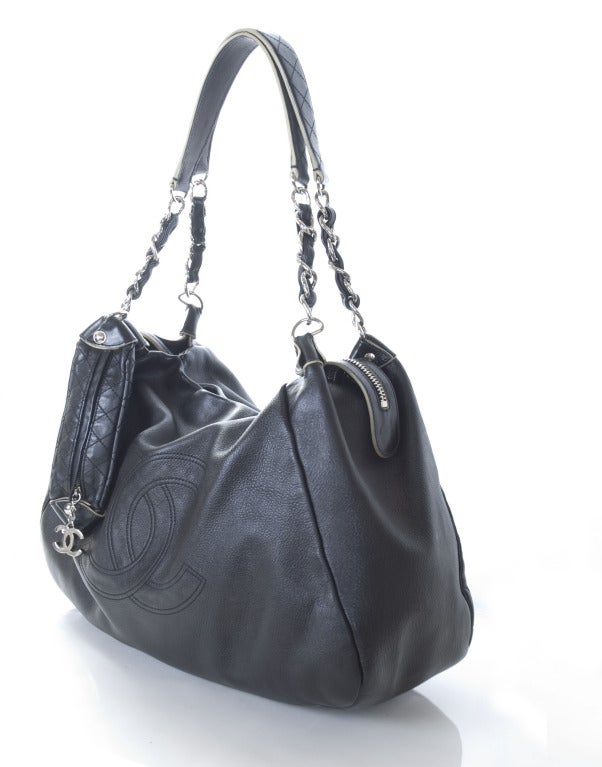 Chanel Black Leather Shoulder Bag In Excellent Condition In Hamburg, Deutschland