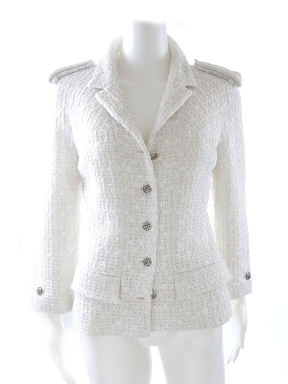 2006 Chanel Jacket in white with metallic silver fiber and silver colored metal buttons.
3/4 Sleeves
Excellent condition.
Size 42EU - 6 US

Measurements:
Length 23