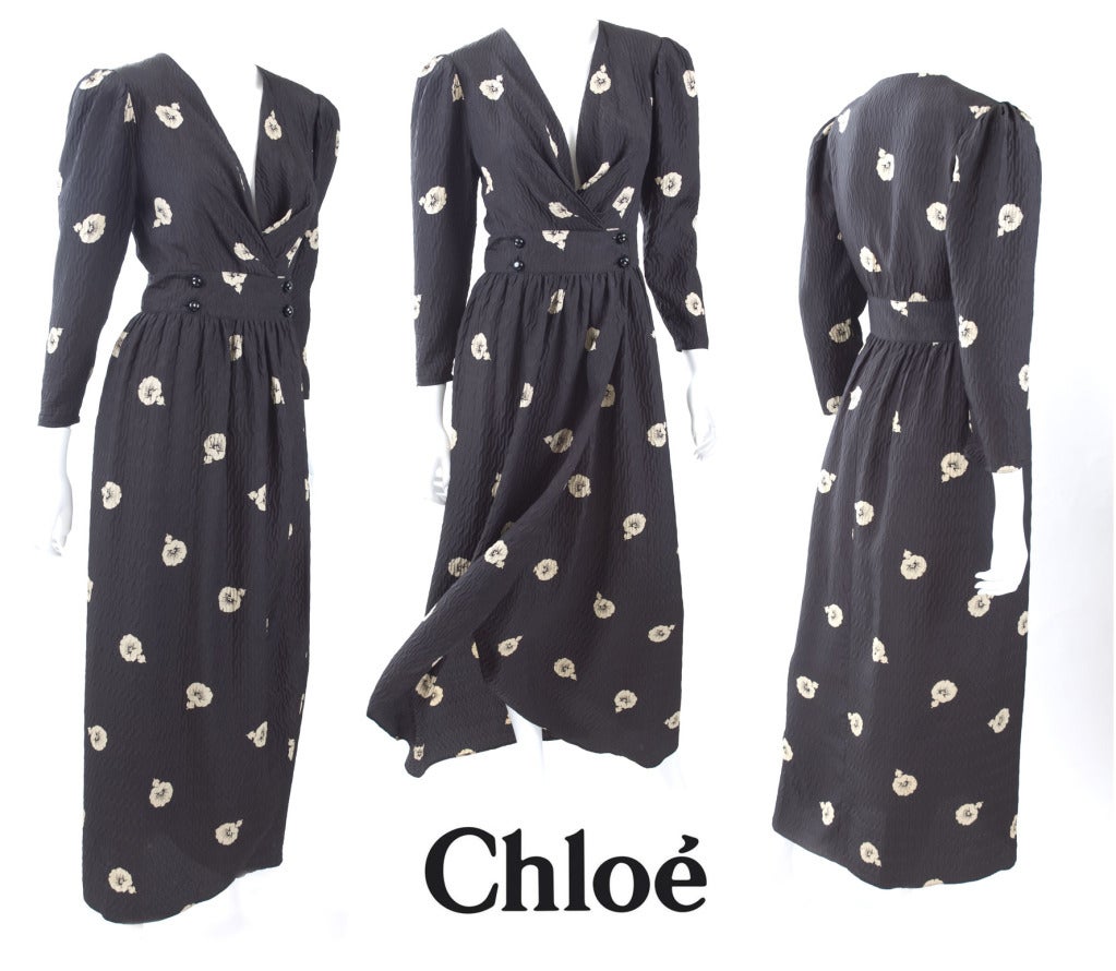 1982 Chloe Black and Creme Silk Wrap Dress.
Black buttons with one rhinestone.

Measurements:
Length 55