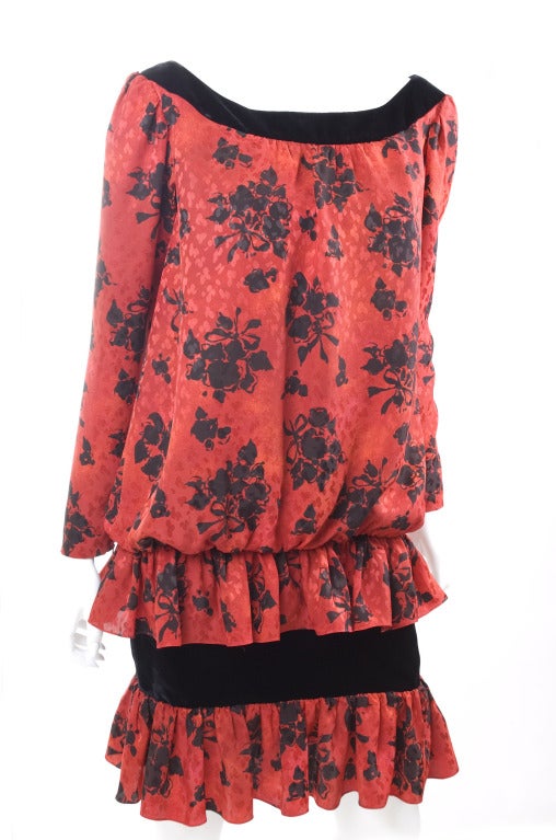 Yves Saint Laurent Silk Jacquard Balloon Dress.
From the early 80's
Red jacquard silk with black flower and black velvet trim.
In excellent condition.
Size 36 EU

Measurements:
Length 38