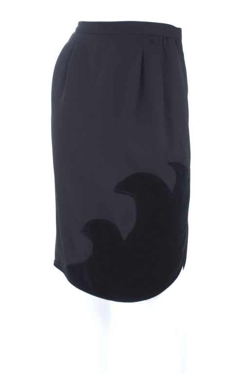 80's Valentino Boutique Black Skirt with Velvet Detailing In Good Condition For Sale In Hamburg, Deutschland
