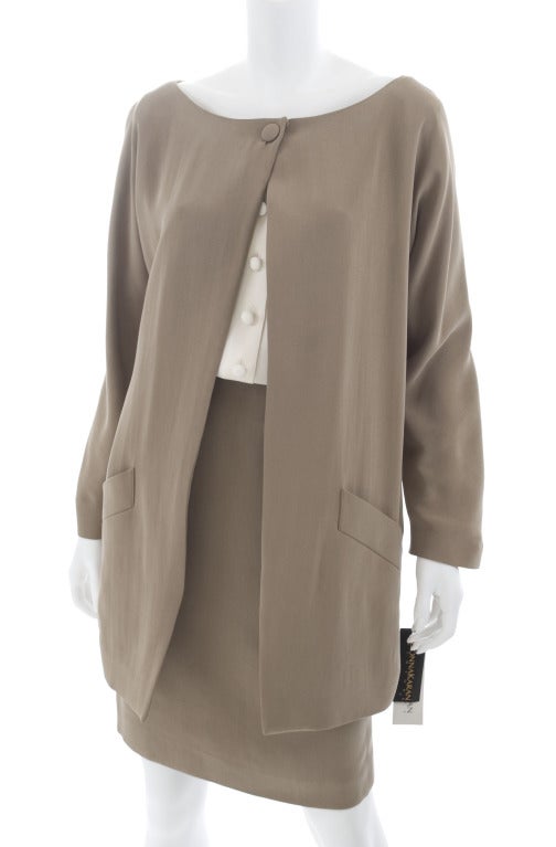 90's Donna Karan Suit with Scarf.
Beautiful silk suit in the typical Donna Karan taupe brown.
Matching chiffon scarf.
Jacket and scarf with the tag still attached.
Jacket is oversized and label is size 6 and  skirt size 8
Measurements:
Jacket