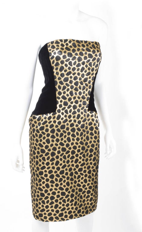Jacqueline de Ribes Gold and Black Lame Cocktail Dress.
Bustier dress with jacket.
Animal print lame fabric in combination with black velvet.
Black glass buttons - Size 6 US
Excellent condition.
Measurements:
Jacket length 22.5 - bust 36
