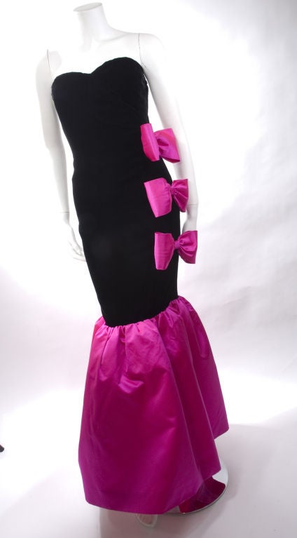 80's Givenchy Nouvelle Boutique Gown black velvet and pink silk.
Side zip, soft boned bodice.
Measurements:
Length 53