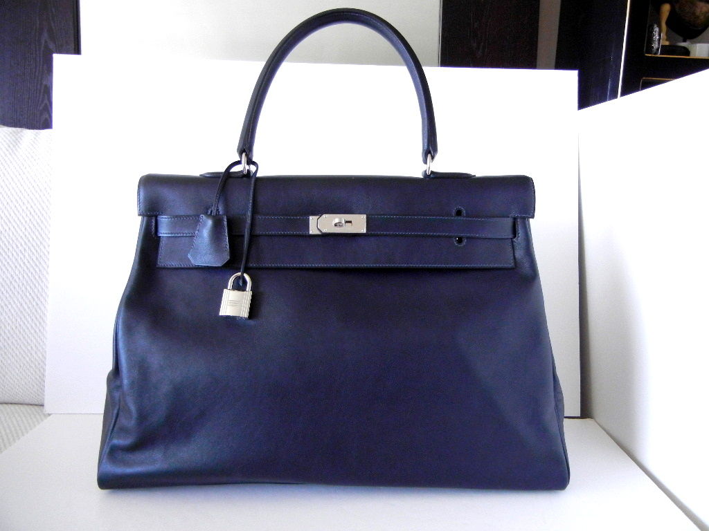 Kelly RELAX is the ultimate all purpose tote style bag.<br />
New BUTTER soft SIKIM leather is perfect for the unconstructed design.<br />
Exotic Indigo Bleu with bold palladium hardware creates a fresh look.<br />
Roomy interior has 2 large