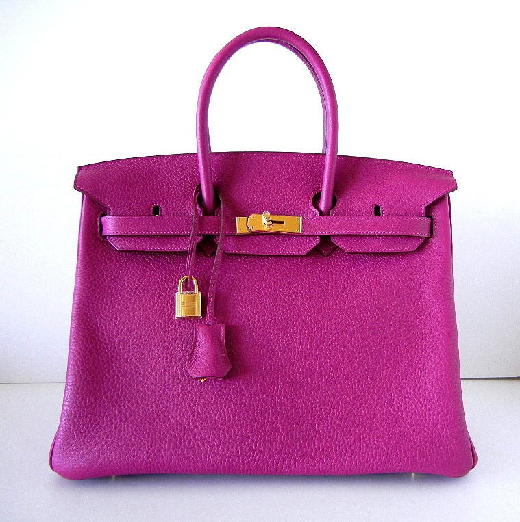 Brand new colour TOSCA is gorgeous deep rasberry toned pink with a subtle violet undertone.
This amazing pop of colour is no no being made - so utterly stunning bag with luxurious gold  is a great find!
This rich colour makes a perfect neutral for