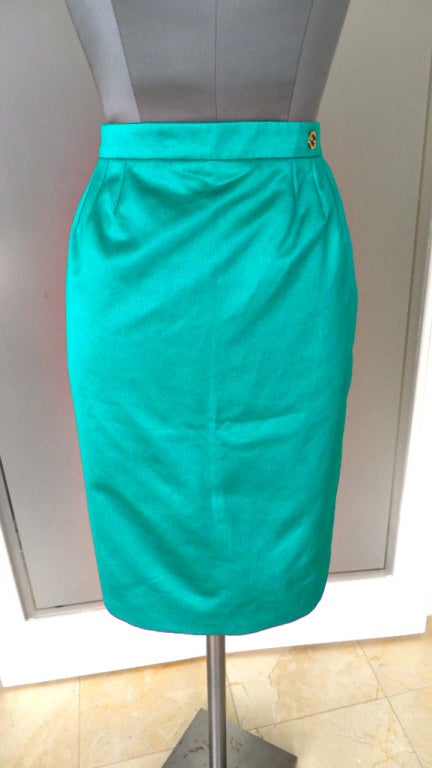 Guaranteed authentic Gucci satin pencil skirt in jewel toned Emerald green.
Triple darts in front and double darts in rear.
Hidden side pockets.
Gold GUCCI logo emblem on waist.
NEW or NEVER WORN.  Tags attached.
final sale

SIZE  40
USA SIZE 
