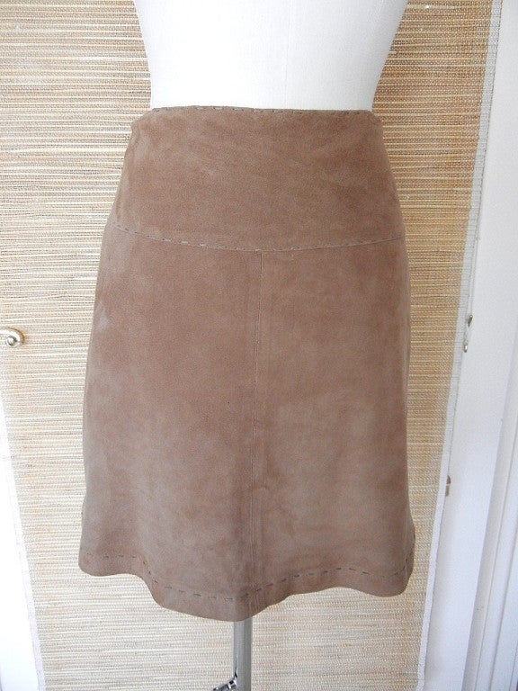 Super soft camel coloured suede a-line skirt.
Hand stitch detail at waist, yoke and hemline.
Side zip, fully lined.
Perfect light weight skirt for year round wear.
NEW or  NEVER WORN.   Tags attached. 
Please see the fantasy tweed jacket that
