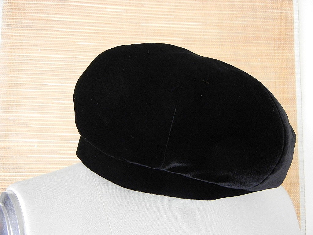 Fabulously chic black velvet beret - a must have trend this season! 
Simple and classic. 
NEW or  NEVER WORN.  
more pictures available upon request
final sale

SIZE  59:
22 3/4