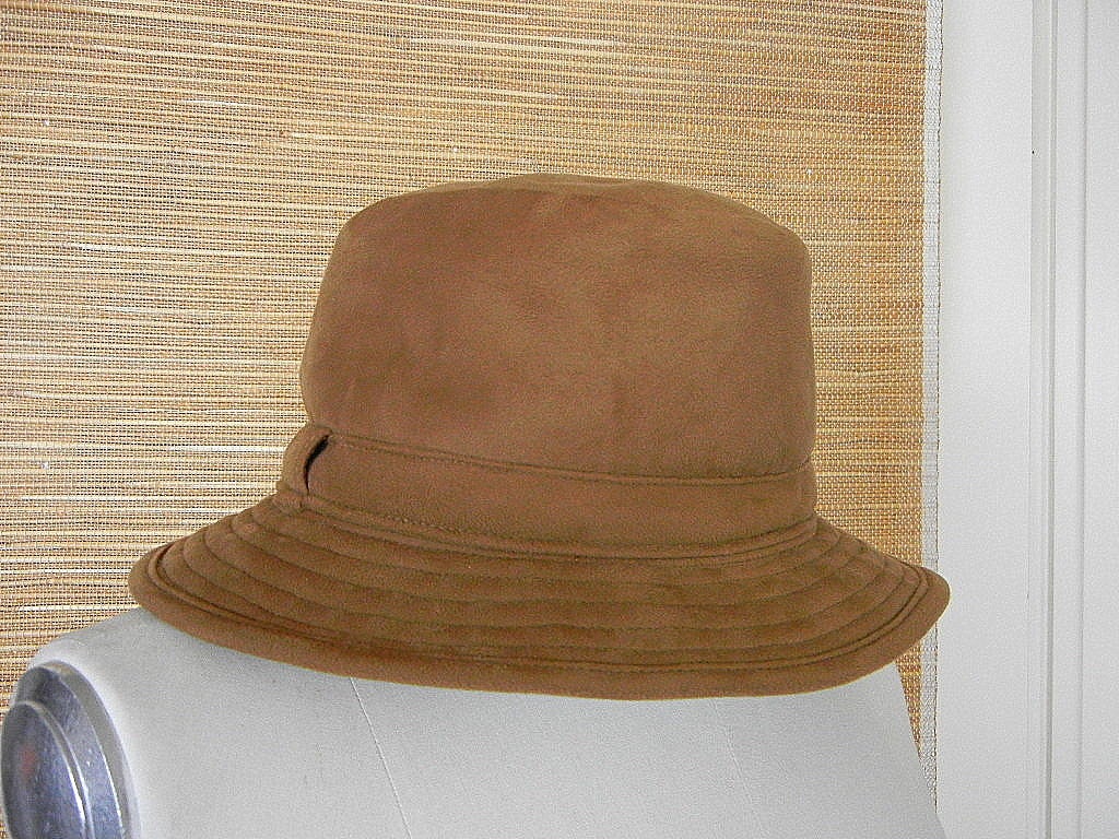 Camel coloured classic Fedora hat that is light weight and wearable. 
Textile is very soft with a veldt suede feel. 
Thick whaled ribs around the brim. 
Great for any season.   
NEW or  NEVER WORN.  Tags attached. 
more pictures available upon