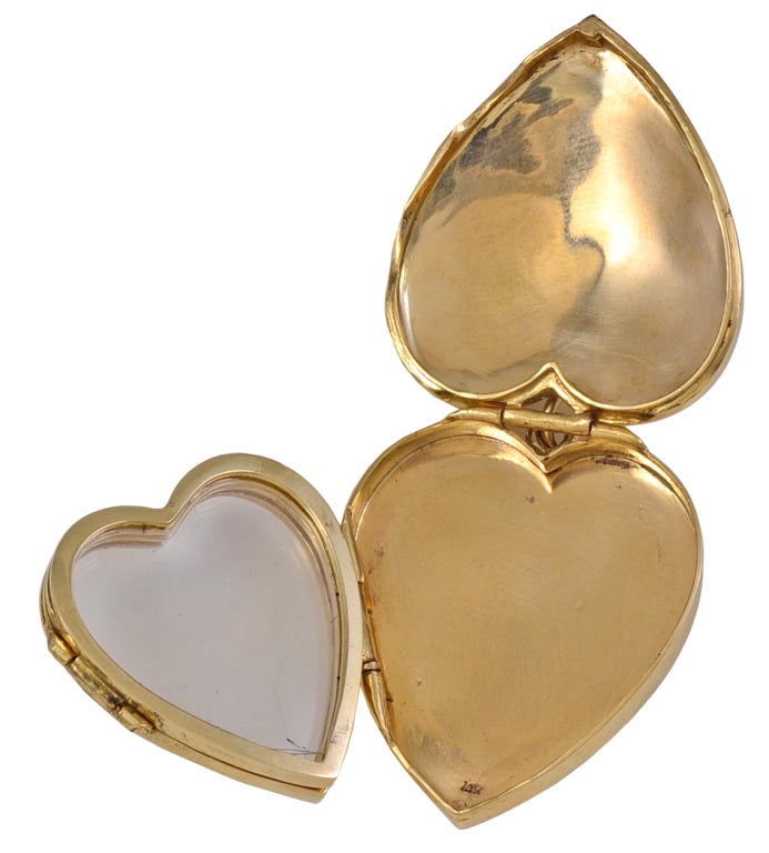 Königliches figurales herzförmiges Medaillon, 14K Gold, das ausklappbare Lünetten enthält, die 4 Bilder aufnehmen. Einfach, solide und elegant.
Ideal für die Gravur eines Monogramms oder einer Nachricht.