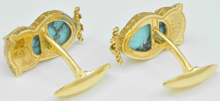 Originelle und auffällige Manschettenknöpfe mit Eulenfiguren aus 18 Karat Gold:: signiert Nardi. 
Diese lustigen Eulen sitzen auf einem Ast und haben türkisfarbene Körper und blitzende Rubinaugen. Wunderschön gemacht und gestaltet.