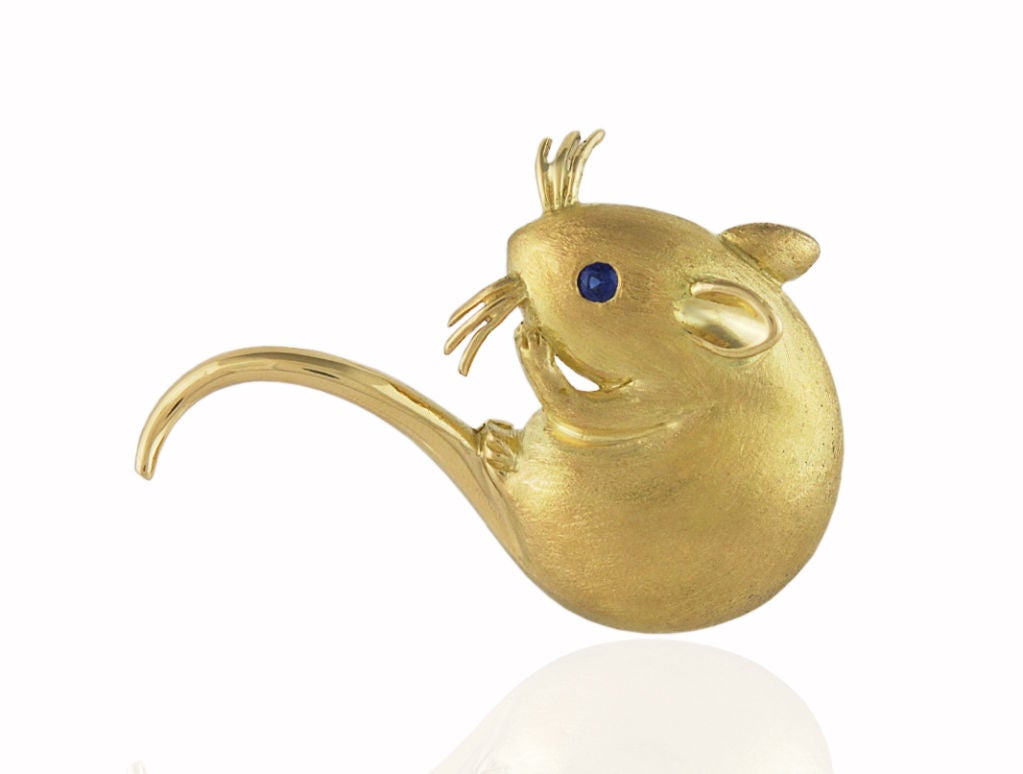 Adorable 18K gold mouse pin with faceted sapphire eye<br />
1 5/8