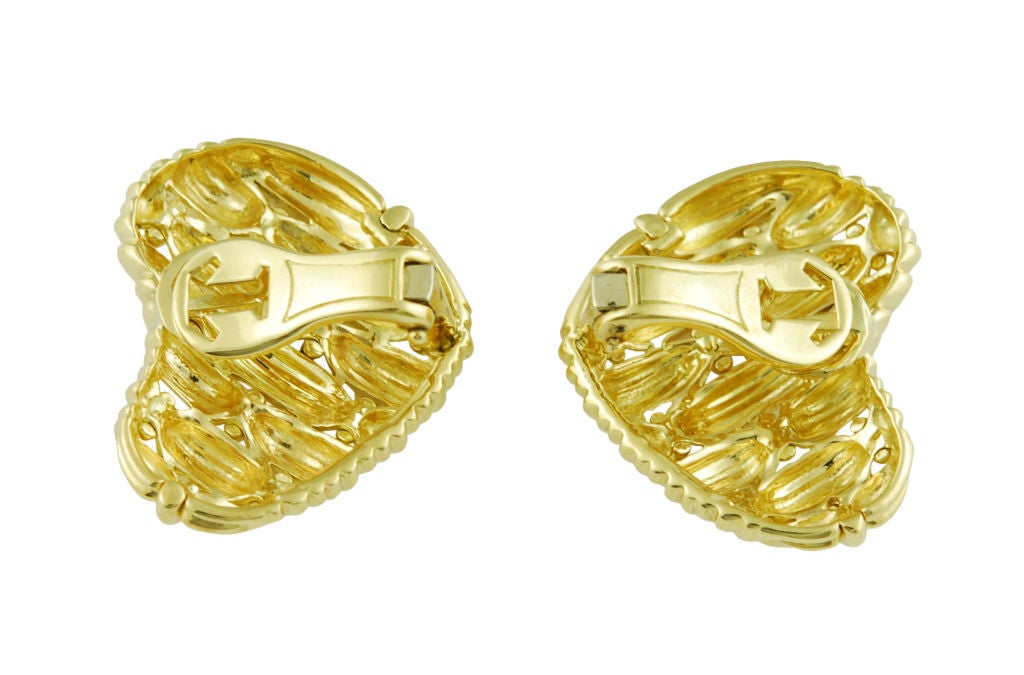 Tiffany & CO 18K woven heart clip earrings.
Lovely and easy to wear day or evening.