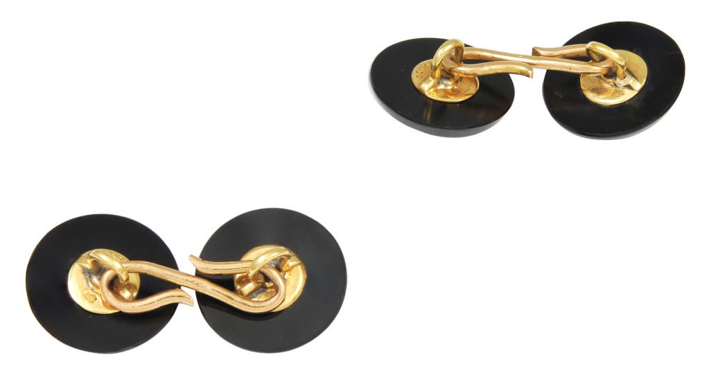 Very handsome  onyx and coral double-sided cufflinks. Made in France during the Art Deco period. 18K gold mountings and connectors. Tres Chic