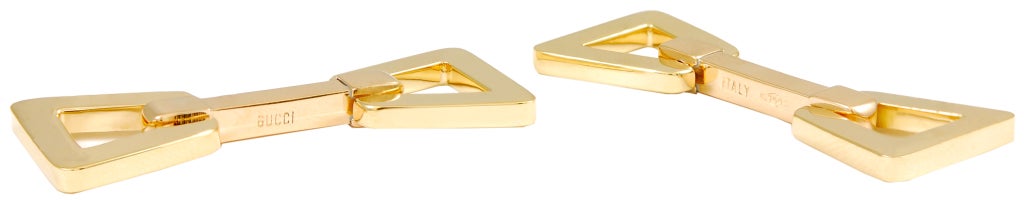 Bold 18K gold flip cufflinks, signed Gucci.Sleek strong lines.
A great look.