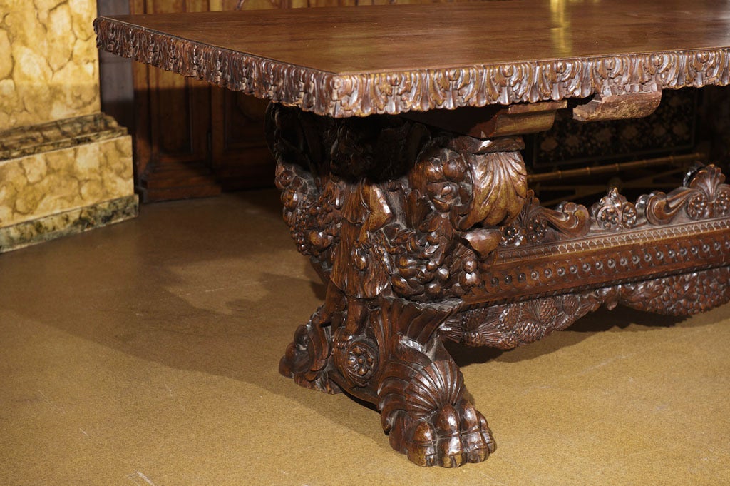 Late 18th Century Italian Walnut Fratino Dining Table In Excellent Condition For Sale In San Francisco, CA