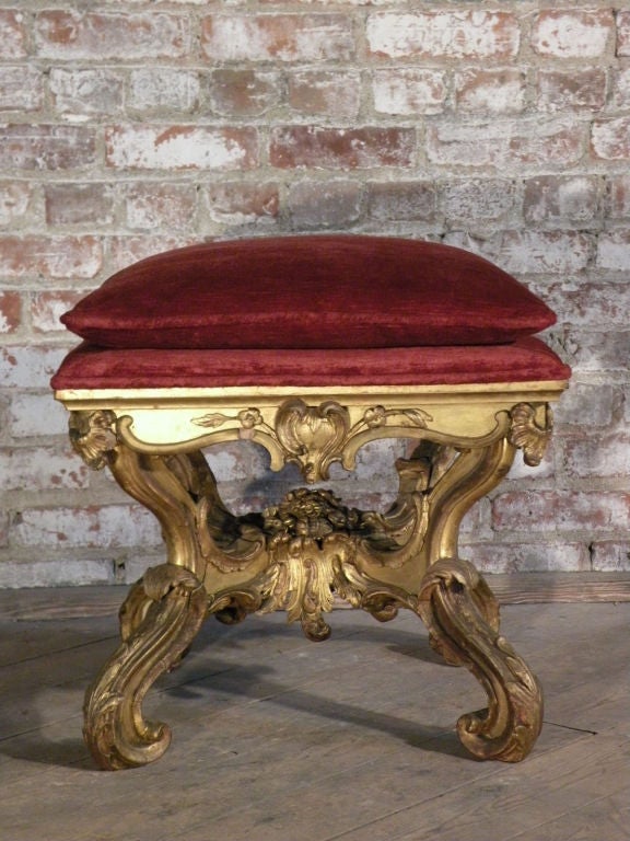 Italian Baroque gilt stool In Good Condition In Troy, NY