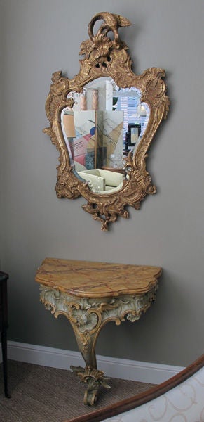 Curvaceous English George II Style Cartouche-shaped Carved Giltwood Mirror In Good Condition For Sale In San Francisco, CA