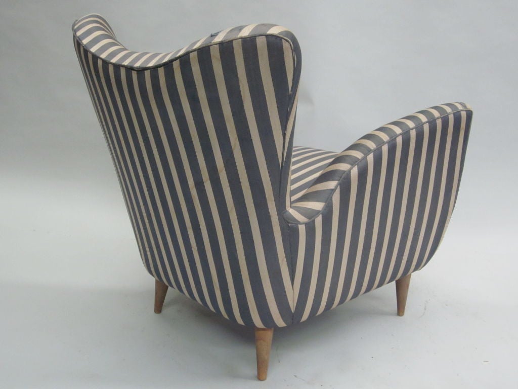 Pair of Italian Mid-Century Lounge Chairs in the Manner of Carlo Mollino In Good Condition In New York, NY