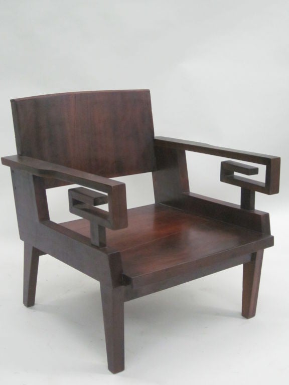 2 Paires élégantes et spectaculaires de chaises longues / fauteuils club / fauteuils Art Déco Colonial français dans l'esprit néoclassique moderne. Ces pièces présentent des bras sculptés à la main en forme de 