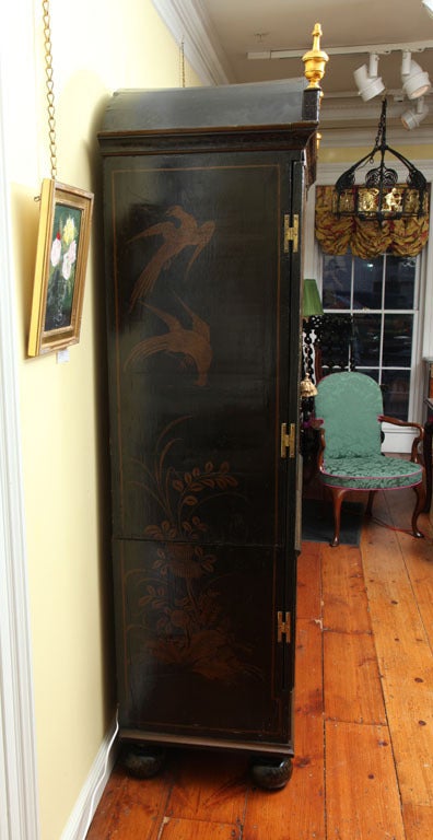 Queen Anne Period Antique Japanned Wardrobe Cabinet. English, circa 1700 For Sale 3