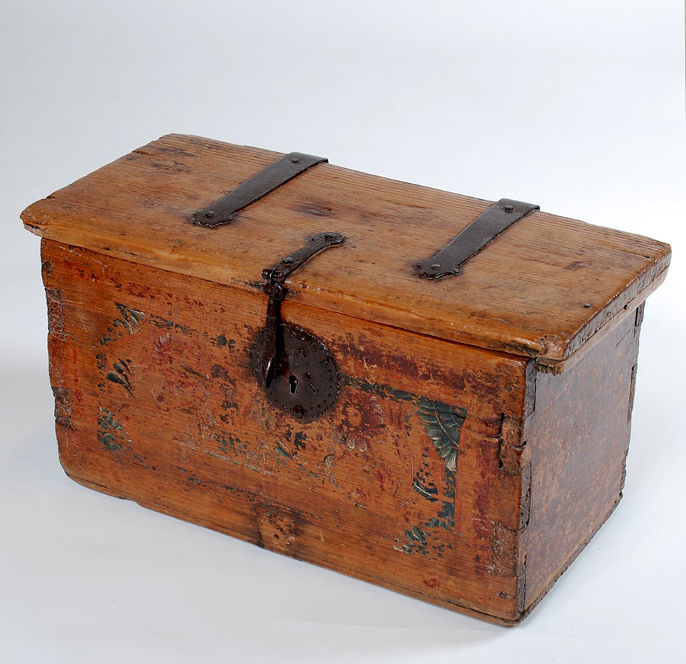 A rare 18th century Spanish colonial box with remnants of the original lacquered surface, original iron strap hinges, hasp and escutcheon. Beautiful surface patina. Mexico - circa 1750.

Dimensions: 18 inches long x 8.5 inches deep x 9.5 inches
