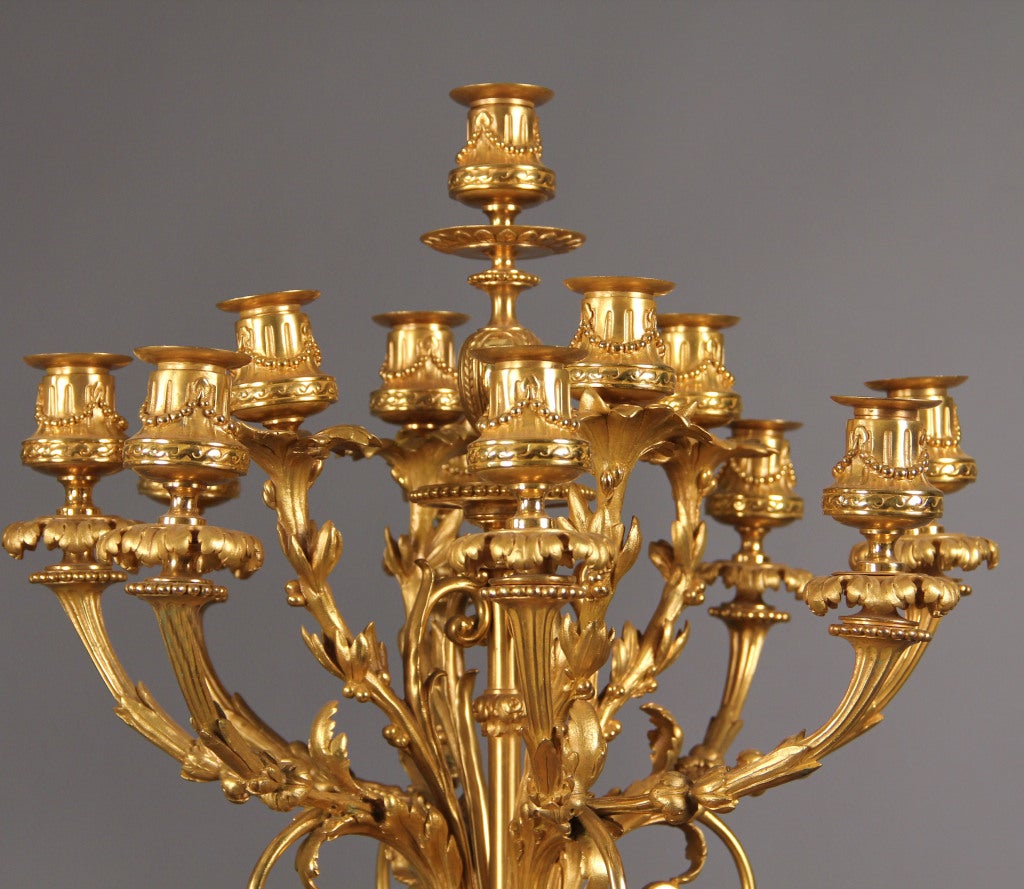 Ein Paar französische 13-Licht-Kandelaber des späten 19. Jahrhunderts (Vergoldet) im Angebot