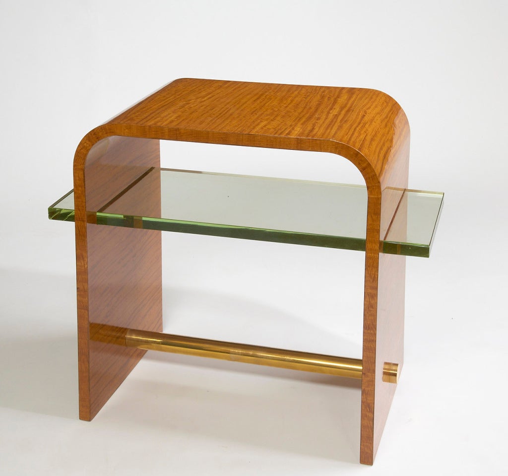 Jacques Adnet (1901-1984).
Side table in satinwood with original clear glass shelf, gilt bronze mounts.
France, 1930s.
Dimensions: 30 x 16 x 25 H.