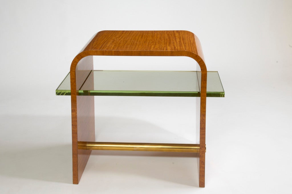 Mid-Century Modern Table d'appoint Jacques Adnet des années 1930 avec étagère en verre en vente