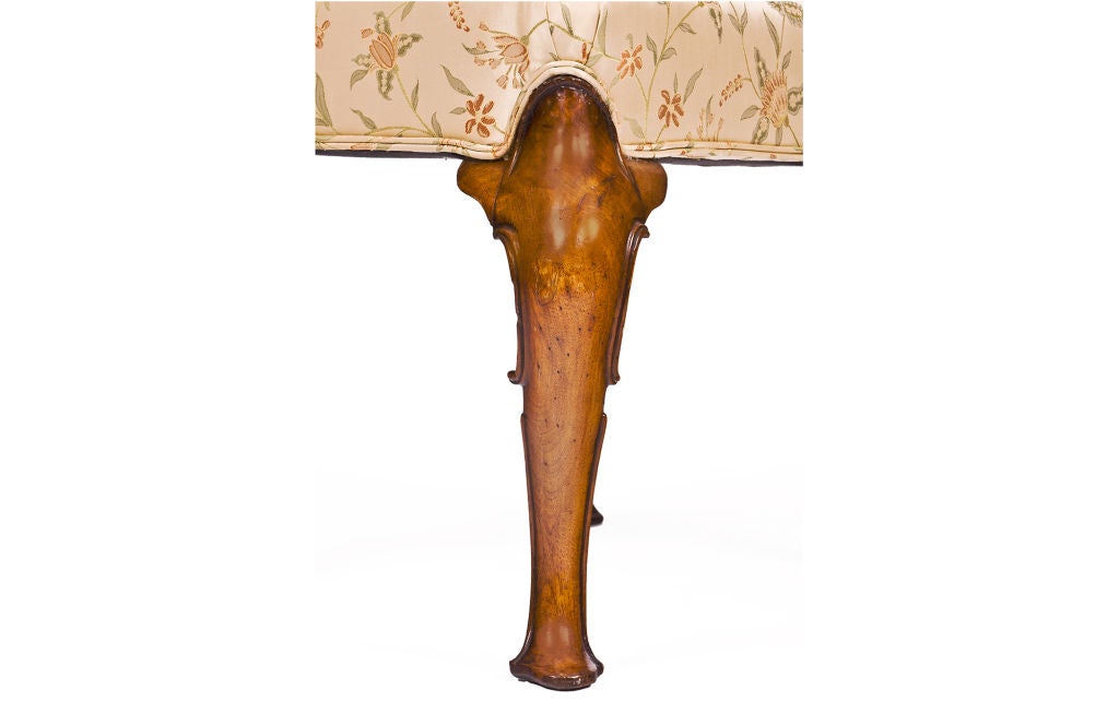 Sculpté Paire de tabourets en noyer du 19ème siècle avec pieds cabriole et pieds ajustés en vente