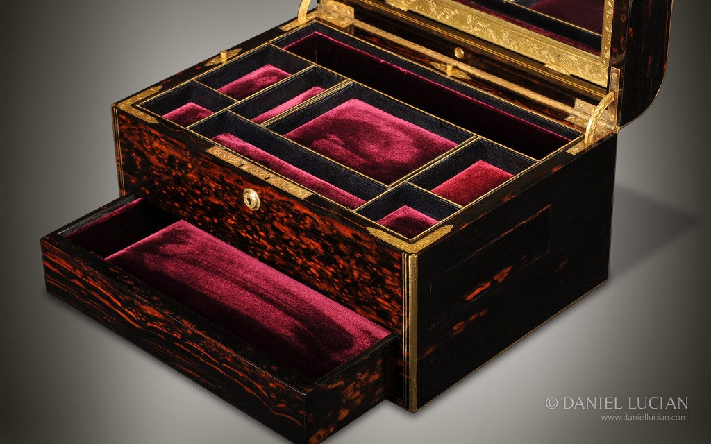 Coromandel Dome Top Antique Jewelry Box In Excellent Condition For Sale In London, GB