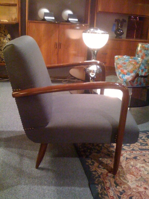 Pareja de sillones de diseño moderno italiano de los años 60 de madera de nogal vintage en tela vaquera azul grisácea en Bueno estado para la venta en New York, NY