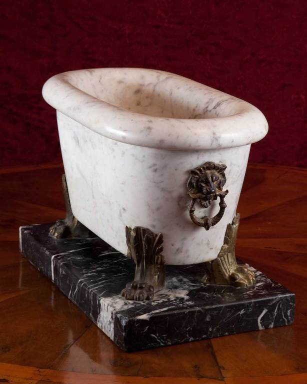 Grand Tour Marble Miniature Roman Bath with Bronze Doré Lion Mask Handles In Excellent Condition For Sale In Rancho Santa Fe, CA