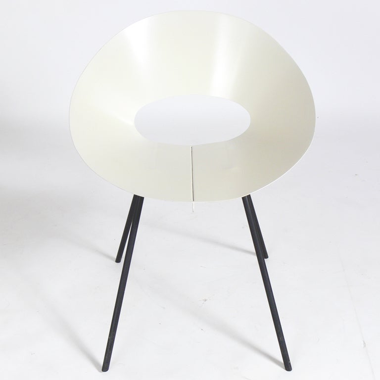 Sculptural Modernist Chair designed by Donald Knorr for Knoll, American, circa 1950. This chair shared first prize in the 1949 Museum of Modern Art Low-Cost Design Competition. It was in production by Knoll for only two years. This example has been