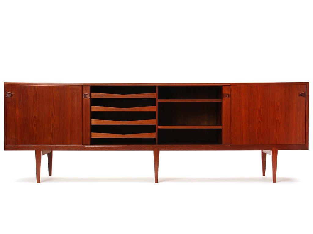 1950s Danish Long Teak Credenza by H. Rosengren Hansen In Good Condition For Sale In Sagaponack, NY